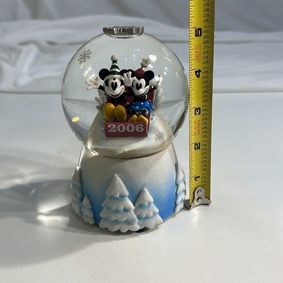 Disney Authentic Minnie and Mickey snow globe - Picture 7 of 8